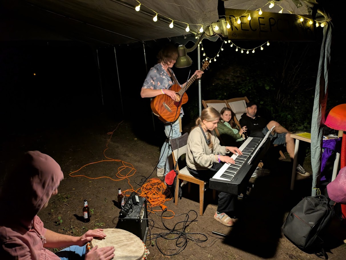 Ember Circle - ludzie przy ognisku